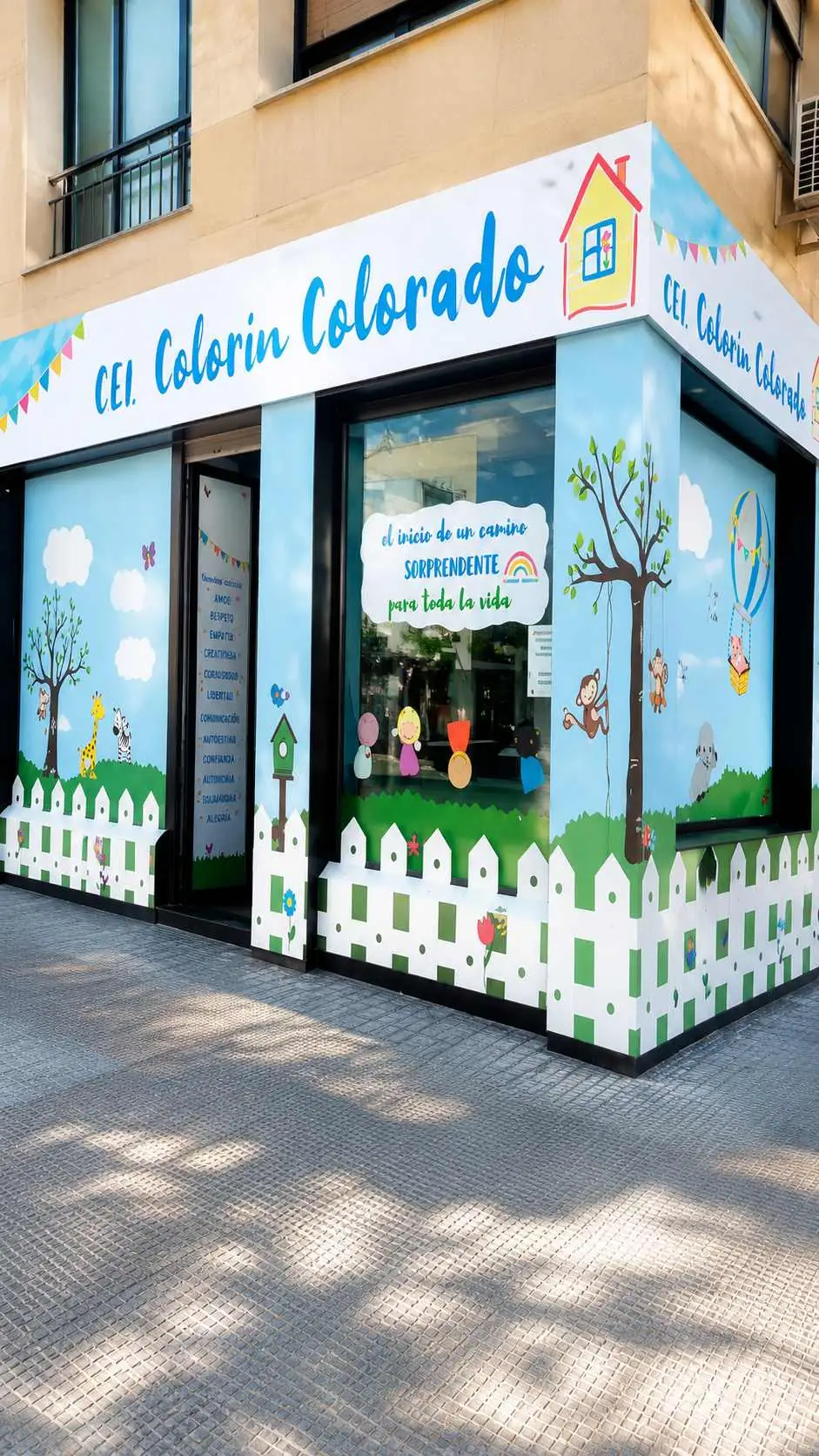 Fachada del centro Colorín Colorado en Sevilla